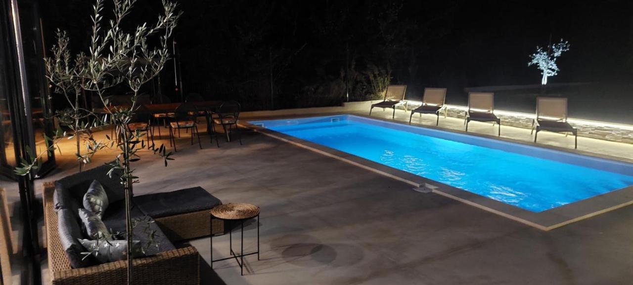 Vila Hacienda Matea - Jacuzzi, Pool, Playground & Bbq In An Olive Grove Near Beaches, - Istria Pula